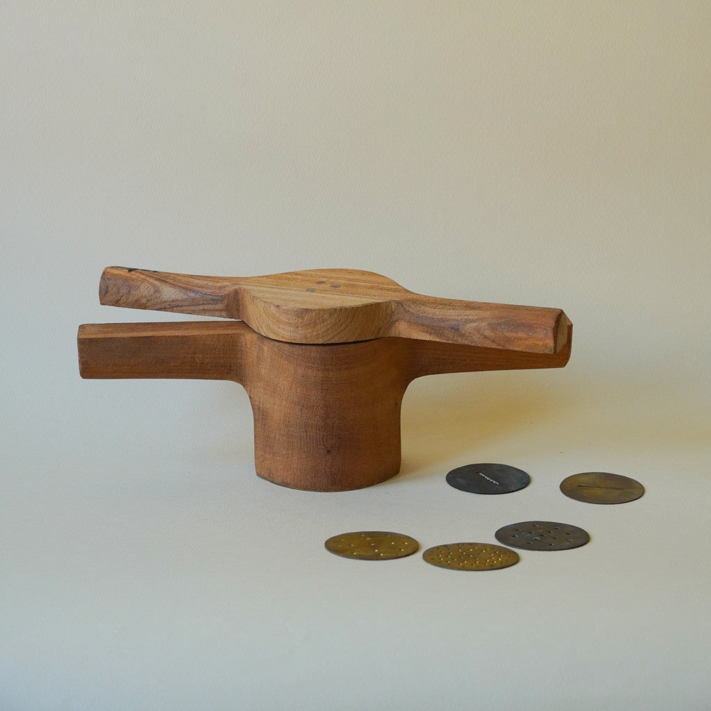 Kotiba xo‘jayinining eshagini yalaydi Svingerning jozibasi