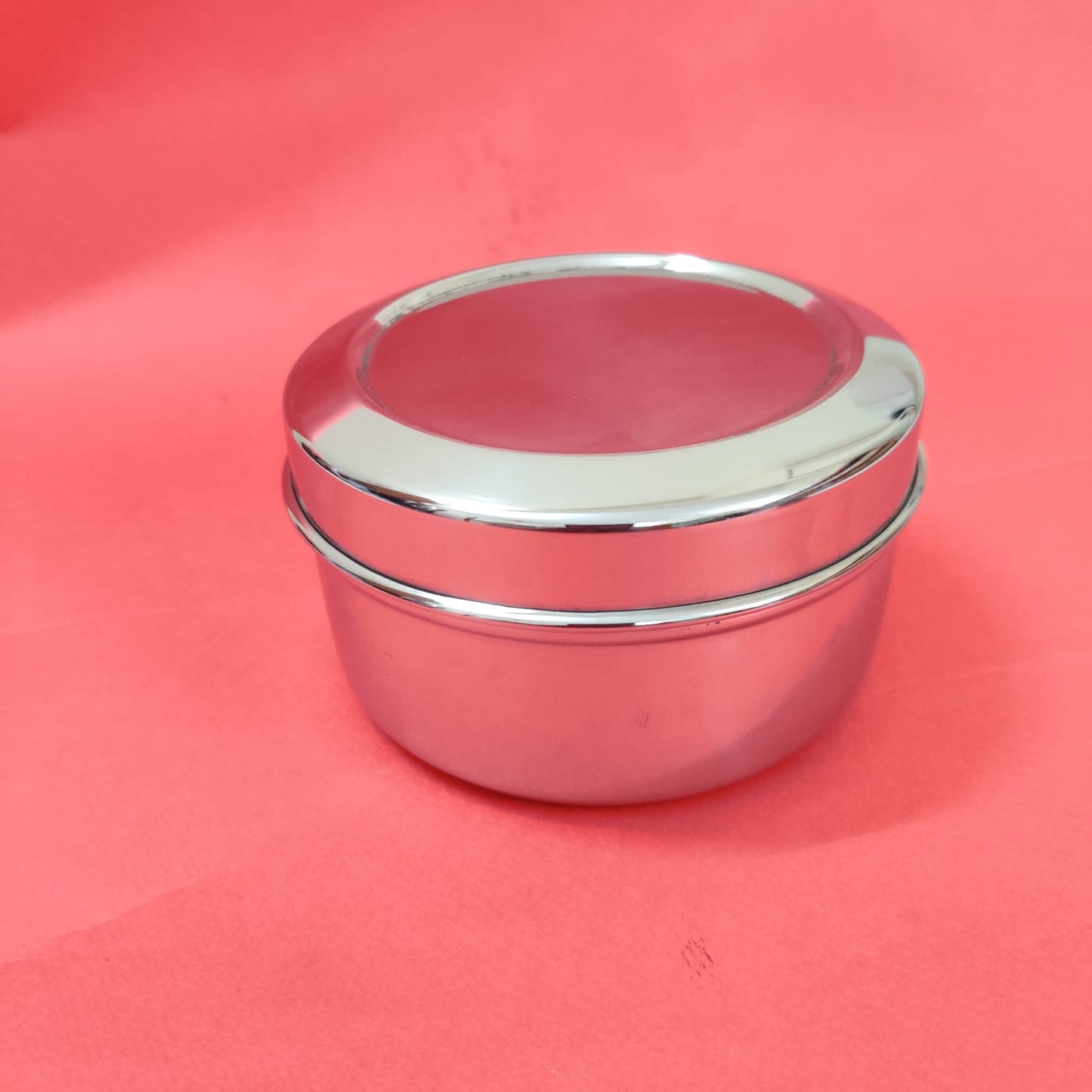 Take your poori game to the next level with our Poori Box Big in Stainless Steel! This sleek and durable box 