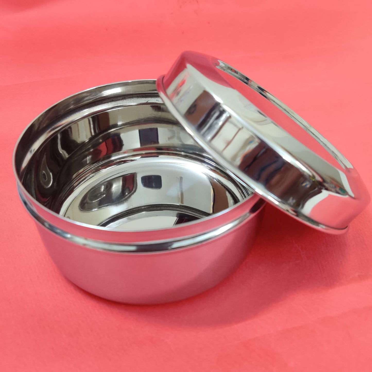 Take your poori game to the next level with our Poori Box Big in Stainless Steel! This sleek and durable box 